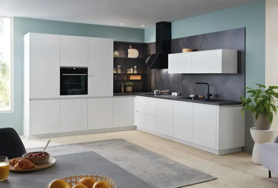 Zeitlose Küche in warmem Terrakotta-Ton mit Einbaugeräten und offenen Regalen. Stilvolle Kombination aus Holzoptik, natürlichem Licht und modernem Küchendesign mit eleganter Linienführung.